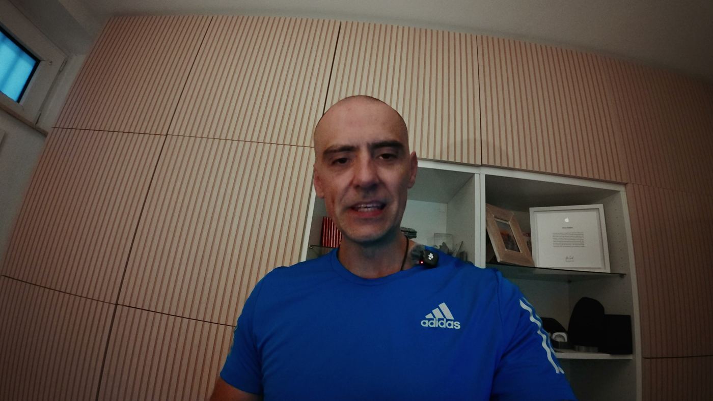 Elvid im blauen Laufshirt vor dem ersten Lauf, zu Hause